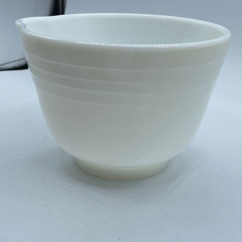 VTG Pyrex Hamilton Beach ribbed milk glass mixing bowl.